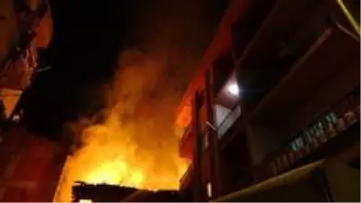 İki katlı iki metruk binada çıkan yangın mahalleliyi korkuttu İki katlı iki metruk binada çıkan yangın mahalleliyi korkuttu