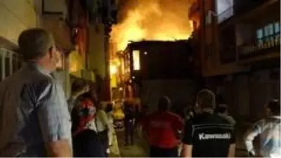 İki katlı iki metruk binada çıkan yangın mahalleliyi korkuttu İki katlı iki metruk binada çıkan yangın mahalleliyi korkuttu
