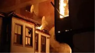 İki katlı iki metruk binada çıkan yangın mahalleliyi korkuttu İki katlı iki metruk binada çıkan yangın mahalleliyi korkuttu