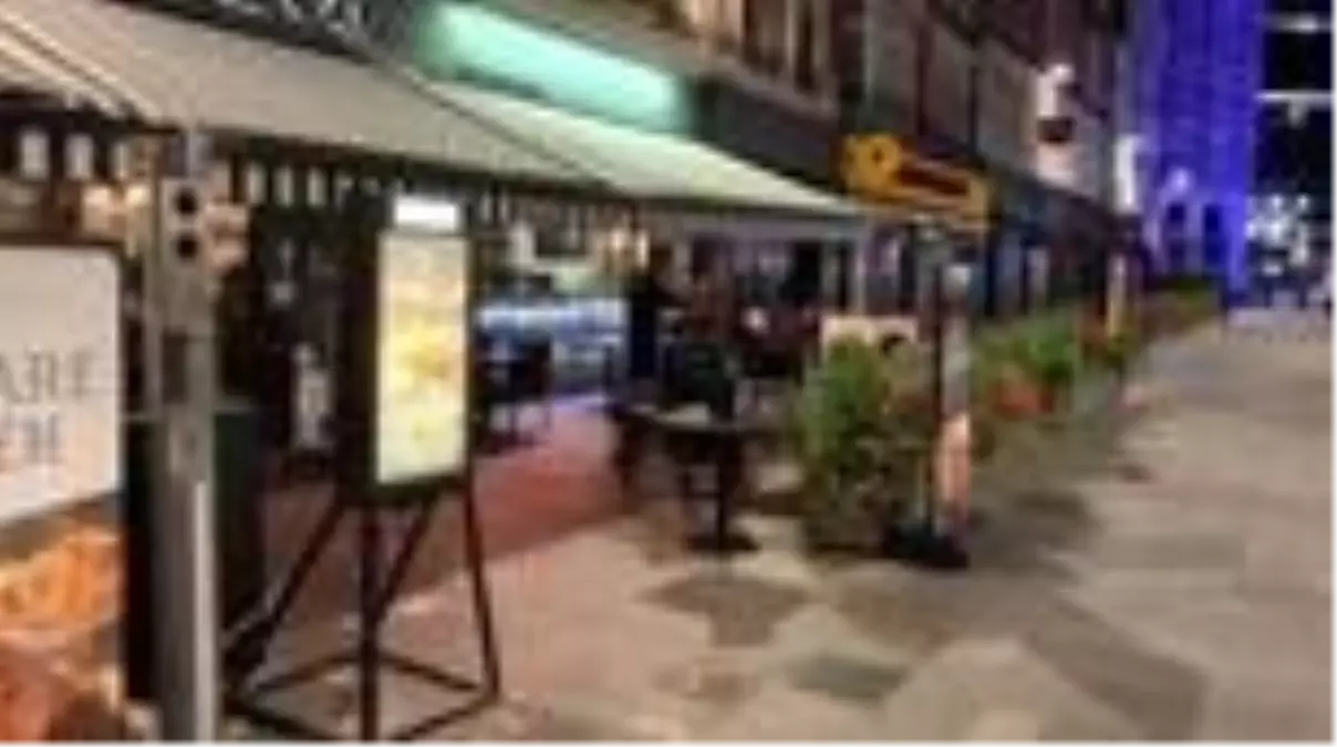 Son Dakika | İngiltere'de Kovid-19 önlemleri kapsamında bar ve restoranlar erken kapanmaya başladı
