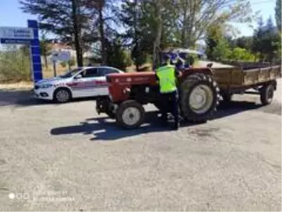 Jandarma timleri trafikte 'Olmazsa Olmaz' eksiklikleri denetledi Jandarma timleri trafikte 'Olmazsa Olmaz' eksiklikleri denetledi