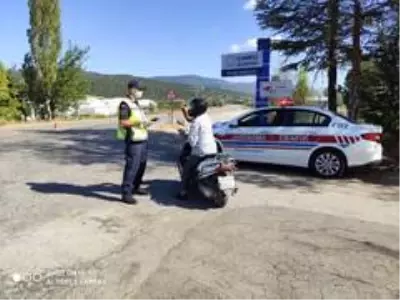 Jandarma timleri trafikte 'Olmazsa Olmaz' eksiklikleri denetledi Jandarma timleri trafikte 'Olmazsa Olmaz' eksiklikleri denetledi