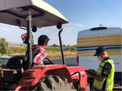 Jandarma timleri trafikte 'Olmazsa Olmaz' eksiklikleri denetledi Jandarma timleri trafikte 'Olmazsa Olmaz' eksiklikleri denetledi
