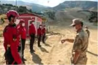 Kış sporları merkezinde JAK timinden nefes kesen tatbikat Kış sporları merkezinde JAK timinden nefes kesen tatbikat