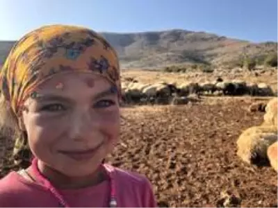 Koyunların peşinde hayallerine koşuyorlar Koyunların peşinde hayallerine koşuyorlar