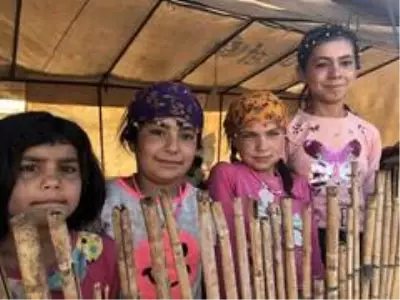 Koyunların peşinde hayallerine koşuyorlar Koyunların peşinde hayallerine koşuyorlar