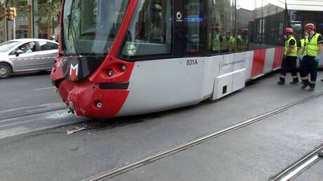 Laleli'de tramvay ile Bulgaristan plakalı tur otobüsü çarpıştı