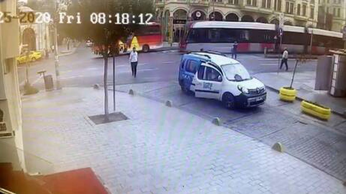 Laleli'de tramvay ile Bulgaristan plakalı tur otobüsü çarpıştı