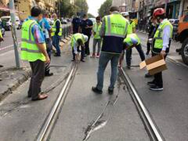 Laleli'de tramvay ile tur otobüsü çarpıştı