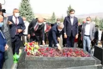 Merhum Neşet Ertaş, ölümünün 8. yılında Kırşehir'de anıldı Merhum Neşet Ertaş, ölümünün 8. yılında Kırşehir'de anıldı