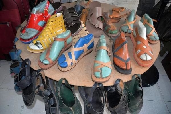 Mersin'in tek sandalet ustası, teknolojiye ve zamana direniyor - Haberler -  Haber Ofisi