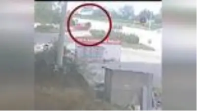 Son dakika haber | Motosiklet sürücüsü, önüne çıkan kamyonete böyle çarptı Son dakika haber | Motosiklet sürücüsü, önüne çıkan kamyonete böyle çarptı
