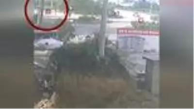 Son dakika haber | Motosiklet sürücüsü, önüne çıkan kamyonete böyle çarptı Son dakika haber | Motosiklet sürücüsü, önüne çıkan kamyonete böyle çarptı