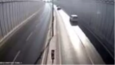 Son dakika haber... Otomobilin devrilme anı MOBESE kamerasına yansıdı Son dakika haber... Otomobilin devrilme anı MOBESE kamerasına yansıdı