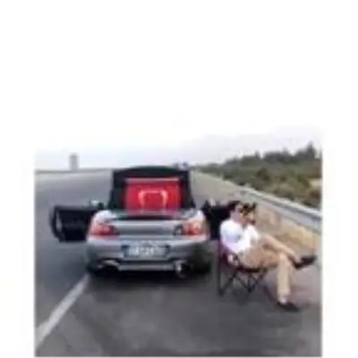 Otoyolun kenarında sandalyeye oturup havaya ateş açan sürücünün görüntüleri tepki çekti Otoyolun kenarında sandalyeye oturup havaya ateş açan sürücünün görüntüleri tepki çekti