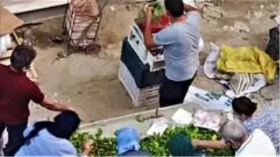 Pazarcının aç gözlülüğü pes dedirtti! Ürünlerini metal parayla doldurduğu terazide tarttı Pazarcının aç gözlülüğü pes dedirtti! Ürünlerini metal parayla doldurduğu terazide tarttı