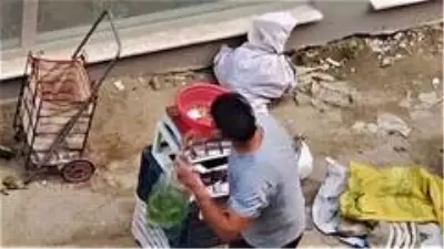 Pazarcının aç gözlülüğü pes dedirtti! Ürünlerini metal parayla doldurduğu terazide tarttı Pazarcının aç gözlülüğü pes dedirtti! Ürünlerini metal parayla doldurduğu terazide tarttı