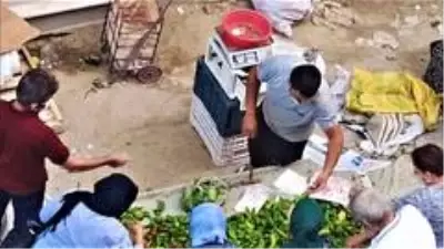 Pazarcının aç gözlülüğü pes dedirtti! Ürünlerini metal parayla doldurduğu terazide tarttı Pazarcının aç gözlülüğü pes dedirtti! Ürünlerini metal parayla doldurduğu terazide tarttı