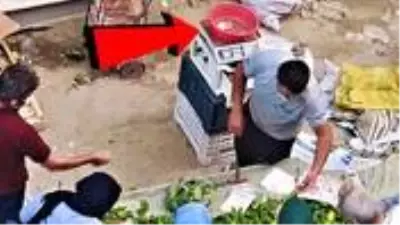 Pazarcının aç gözlülüğü pes dedirtti! Ürünlerini metal parayla doldurduğu terazide tarttı Pazarcının aç gözlülüğü pes dedirtti! Ürünlerini metal parayla doldurduğu terazide tarttı