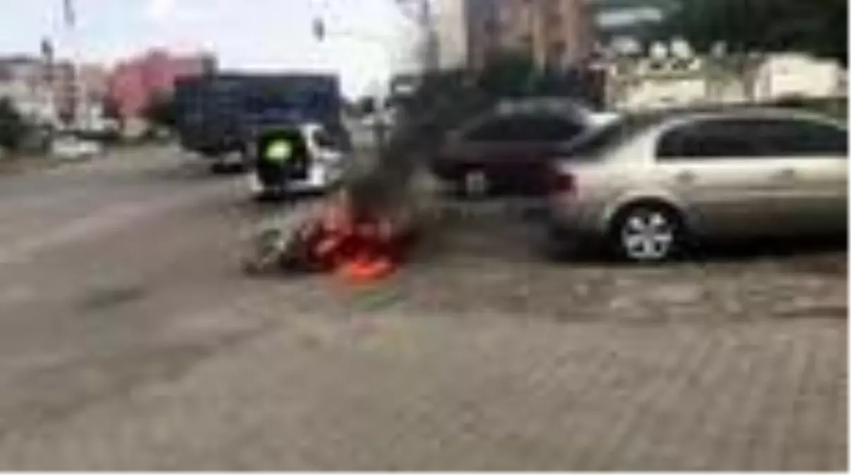 Polisin ceza yazmaya çalıştığı sürücü motosikletini yakarak kaçtı