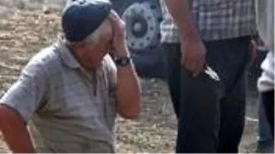 Talihsiz çiftçi, ürünlerinin yanmasını gözyaşı dökerek izledi Talihsiz çiftçi, ürünlerinin yanmasını gözyaşı dökerek izledi