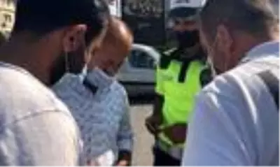 Son dakika... Trafik cezasına sinirlenen eski milletvekilinden polise hakaret Son dakika... Trafik cezasına sinirlenen eski milletvekilinden polise hakaret