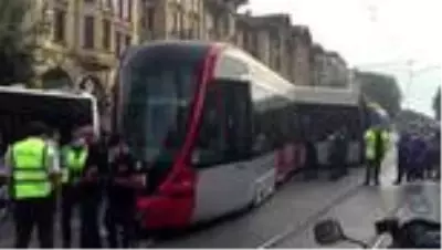 Tramvay ile otobüs çarpıştı Tramvay ile otobüs çarpıştı