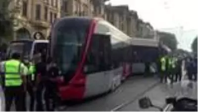 Tramvay ile otobüs çarpıştı Tramvay ile otobüs çarpıştı