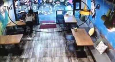 'Avanak Apdi' filmi gerçek oldu, caddeye para saçtı 'Avanak Apdi' filmi gerçek oldu, caddeye para saçtı