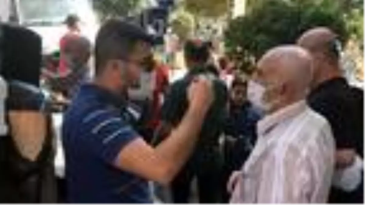 Son dakika haber... Avcılar'da sosyal mesafesiz hayır lokması dağıtımına polis uyarısı