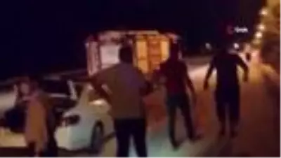 Adana'da aynı anda aynı yerde iki kaza: 3 yaralı Adana'da aynı anda aynı yerde iki kaza: 3 yaralı