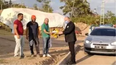 Başkan Tekin'den işçilere tatlı ikramı Başkan Tekin'den işçilere tatlı ikramı