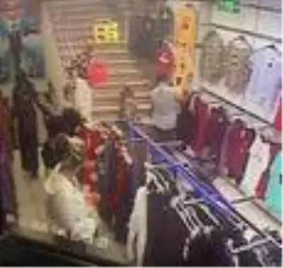 Son dakika haberi! Bebek arabasındaki çantadan hırsızlık kamerada Son dakika haberi! Bebek arabasındaki çantadan hırsızlık kamerada