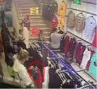 Son dakika haberi! Bebek arabasındaki çantadan hırsızlık kamerada Son dakika haberi! Bebek arabasındaki çantadan hırsızlık kamerada