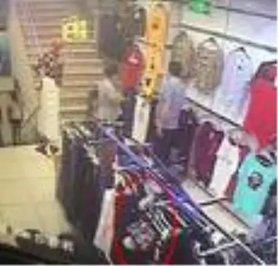 Son dakika haberi! Bebek arabasındaki çantadan hırsızlık kamerada Son dakika haberi! Bebek arabasındaki çantadan hırsızlık kamerada