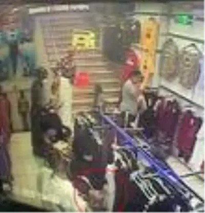 Son dakika haberi! Bebek arabasındaki çantadan hırsızlık kamerada Son dakika haberi! Bebek arabasındaki çantadan hırsızlık kamerada