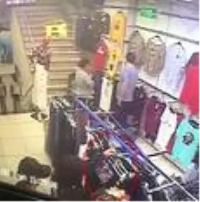 Son dakika haberi! Bebek arabasındaki çantadan hırsızlık kamerada Son dakika haberi! Bebek arabasındaki çantadan hırsızlık kamerada