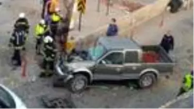 Beton bariyere çarpan kamyonetin sürücüsü öldü Beton bariyere çarpan kamyonetin sürücüsü öldü