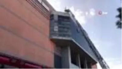 Beylikdüzü'ndeki bir alışveriş merkezinde meydana gelen yangını söndürme çalışmaları devam ediyor Beylikdüzü'ndeki bir alışveriş merkezinde meydana gelen yangını söndürme çalışmaları devam ediyor