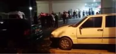 Kavga eden 2 grup, olaya müdahale eden polis ve bekçilere saldırdı Kavga eden 2 grup, olaya müdahale eden polis ve bekçilere saldırdı