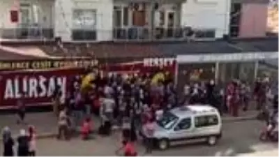 Bu da indirimli korona! Vatandaşlar izdiham oluşturdu, sosyal mesafe hiçe sayıldı Bu da indirimli korona! Vatandaşlar izdiham oluşturdu, sosyal mesafe hiçe sayıldı