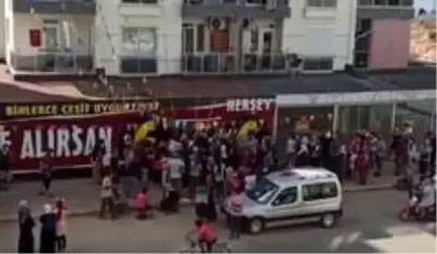 Bu da indirimli korona! Vatandaşlar izdiham oluşturdu, sosyal mesafe hiçe sayıldı Bu da indirimli korona! Vatandaşlar izdiham oluşturdu, sosyal mesafe hiçe sayıldı