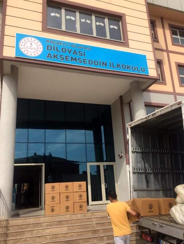 Dilovası Belediye Başkanı Hamza Şayir, uğruna makam aracını sattığı öğrencileri bu yıl da unutmadı Dilovası Belediye Başkanı Hamza Şayir, uğruna makam aracını sattığı öğrencileri bu yıl da unutmadı