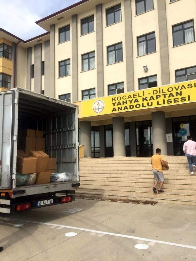 Dilovası Belediye Başkanı Hamza Şayir, uğruna makam aracını sattığı öğrencileri bu yıl da unutmadı Dilovası Belediye Başkanı Hamza Şayir, uğruna makam aracını sattığı öğrencileri bu yıl da unutmadı