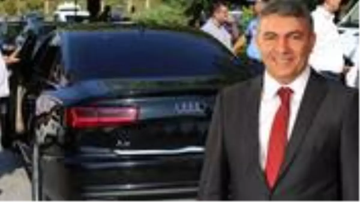 Dilovası Belediye Başkanı Hamza Şayir, uğruna makam aracını sattığı öğrencileri bu yıl da unutmadı