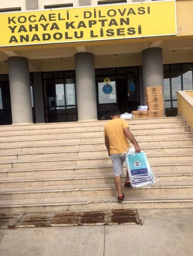 Dilovası Belediye Başkanı Hamza Şayir, uğruna makam aracını sattığı öğrencileri bu yıl da unutmadı Dilovası Belediye Başkanı Hamza Şayir, uğruna makam aracını sattığı öğrencileri bu yıl da unutmadı