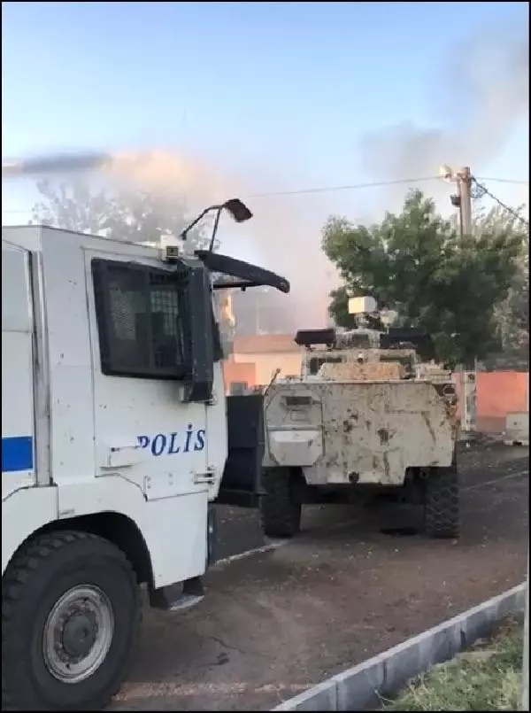 Diyarbakır�da evde çıkan yangın, TOMA ve zırhlı araçla söndürüldü Haber