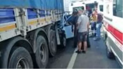Gaziantep'te bir araç, tıra arkadan çarptı: Yabancı uyruklu 3 kişi öldü, 2 kişi yaralandı Gaziantep'te bir araç, tıra arkadan çarptı: Yabancı uyruklu 3 kişi öldü, 2 kişi yaralandı