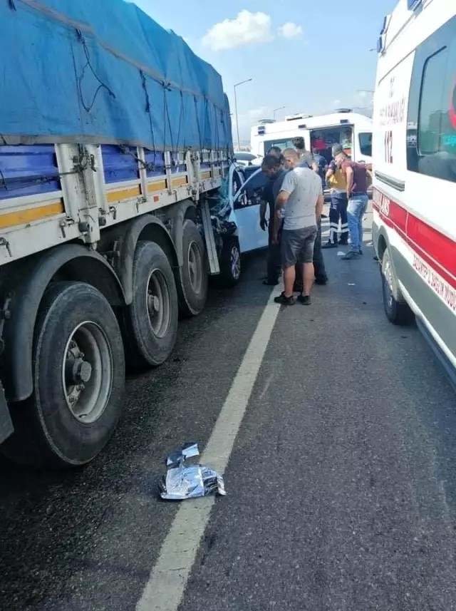 Gaziantep�te bir araç, tıra arkadan çarptı Yabancı uyruklu 3 kişi öldü