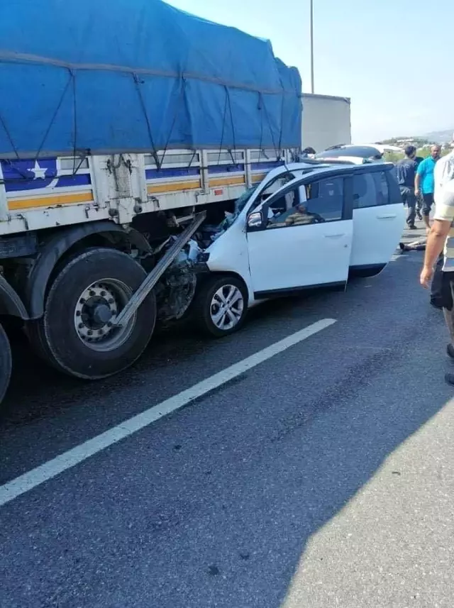 Gaziantep�te bir araç, tıra arkadan çarptı Yabancı uyruklu 3 kişi öldü